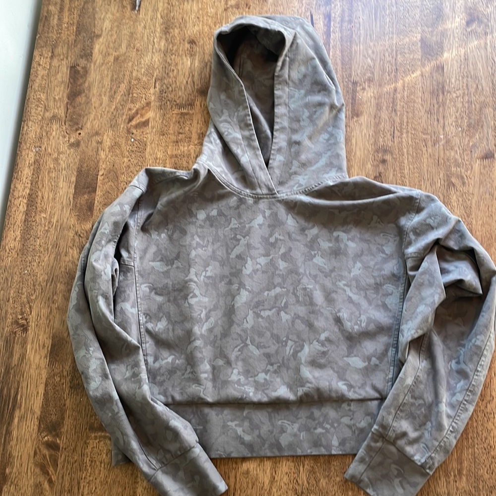 COPY - Athleta Farallon Printed Sweatshirt Hoodie Green Stratum Camo Laurel Oli…
